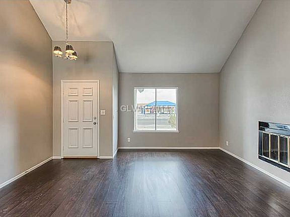 4th image of 3823 Redwood St