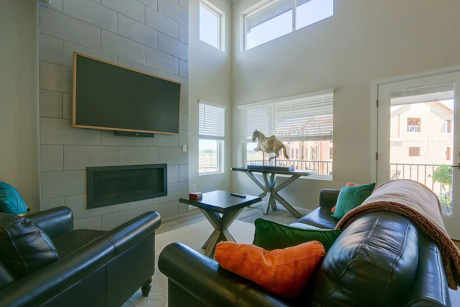 3 bed, 3.0 bath, 1926 sqft, $5,870 — Photo 4