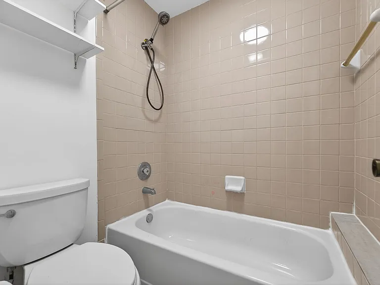 889 Hamilton Dr #889D — Photo 5