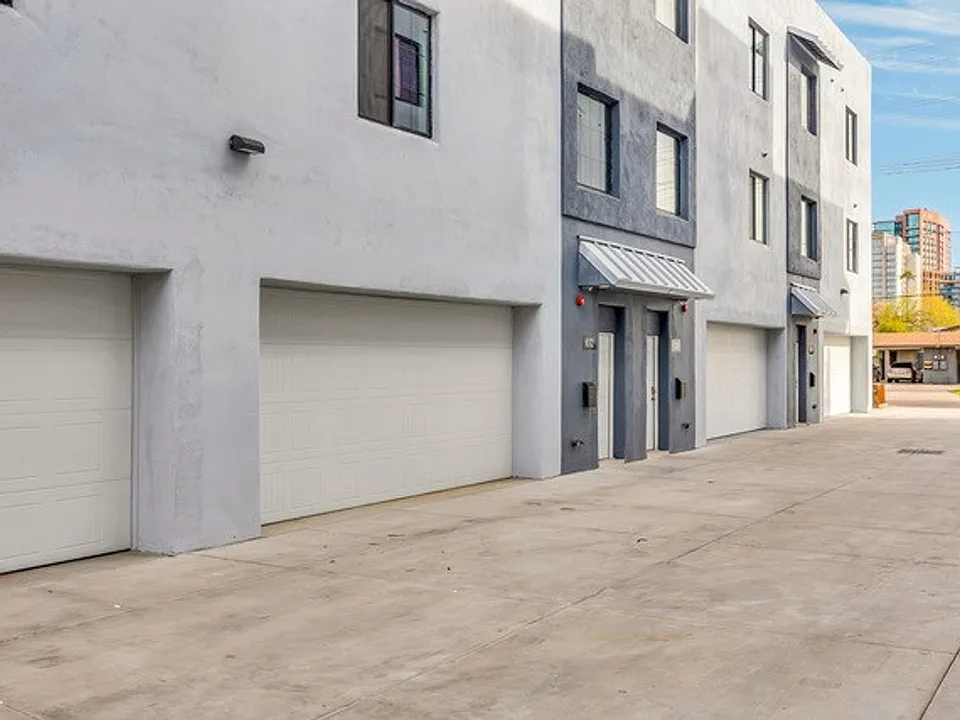 834 S Farmer Ave