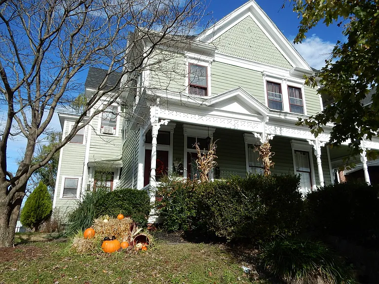 379 Walnut Ave SW — Photo 1