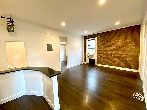 4th image of 201 E 61st St APT 4