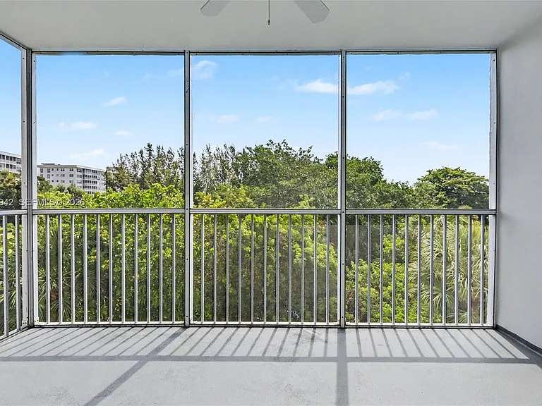 3250 N Palm Aire Dr #406 — Photo 24