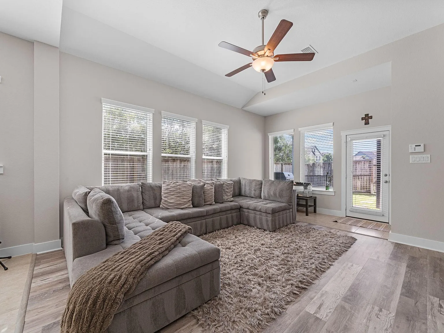 4 bed, 3.5 bath, 2210 sqft, $3,090 — Photo 4