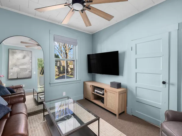 4 Exchange St APT 2, East Greenwich, RI 02818