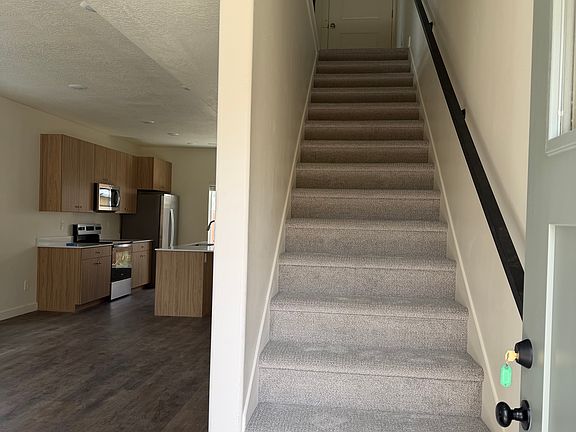 3rd image of 922 W Euclid Ave #2