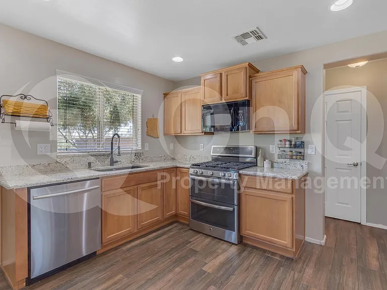 2561 N Hawthorn Dr — Photo 17