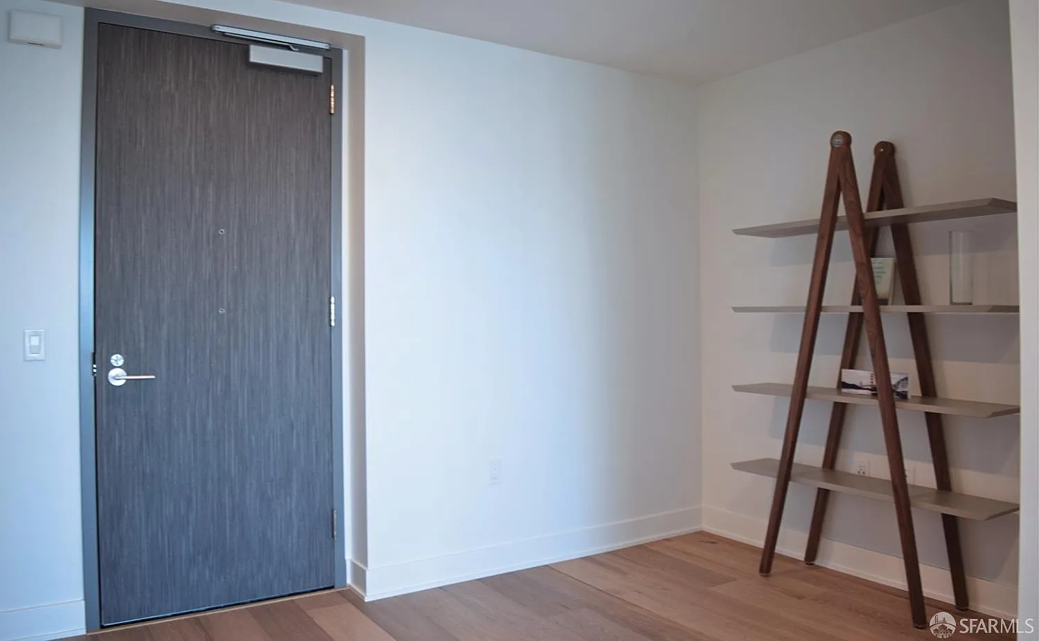 1 bed, 1.0 bath, 963 sqft, $7,595 — Photo 2