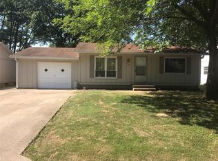 907 W Nixon Dr, O'Fallon, IL 62269