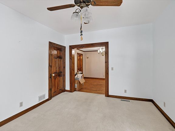 4th image of 824 E Grand River Ave