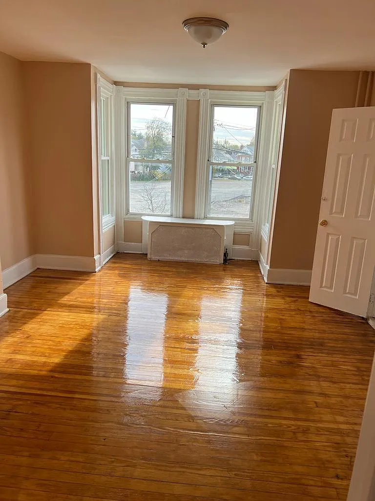 3 bed, 850 sqft, $2,350 — Photo 1
