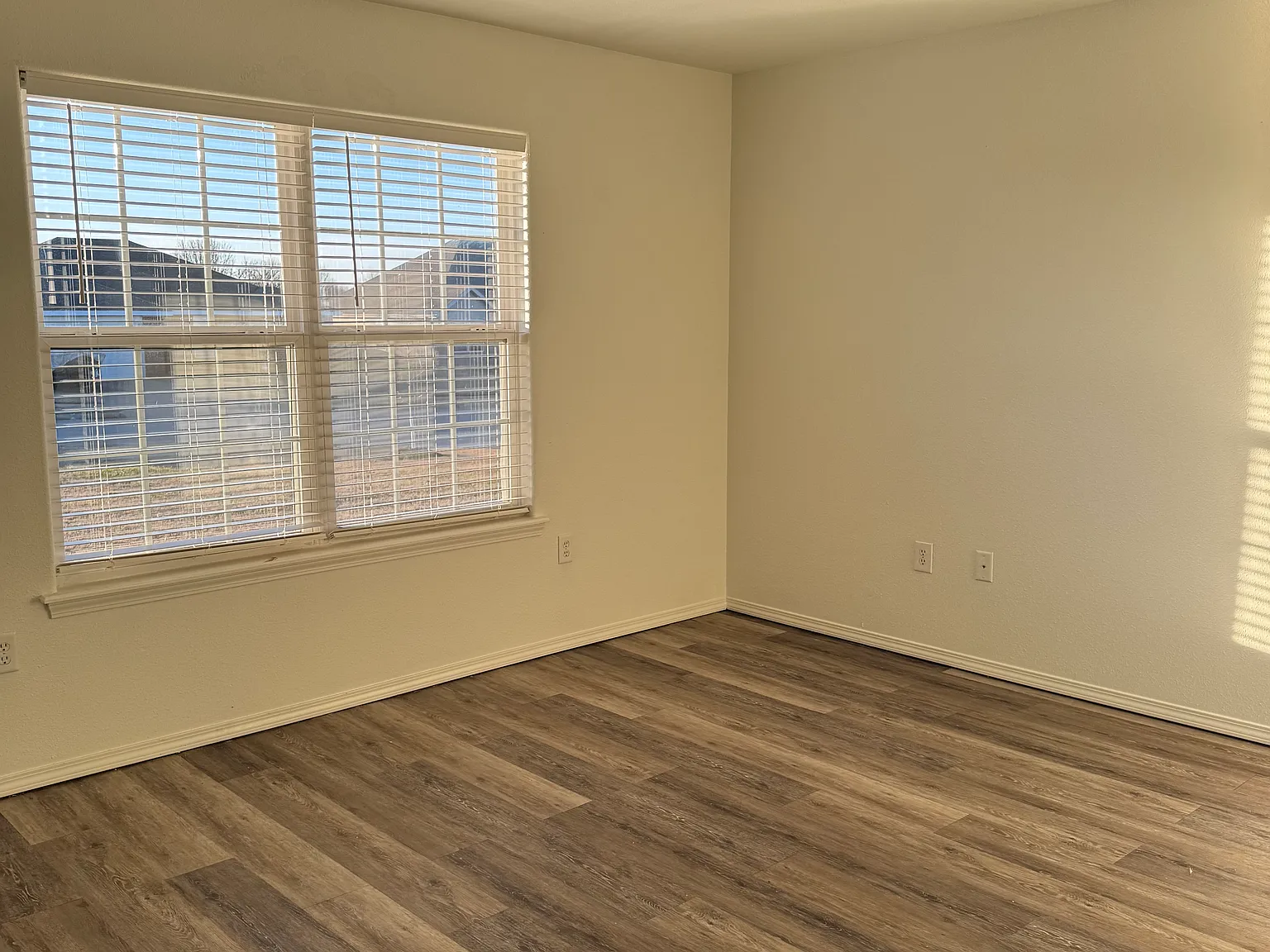 4 bed, 2000 sqft, $1,900 — Photo 3