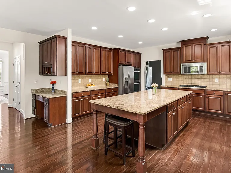 8901 Hargrove Ct — Photo 12