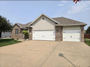415 Brookshire Ct, Sergeant Bluff, IA 51054