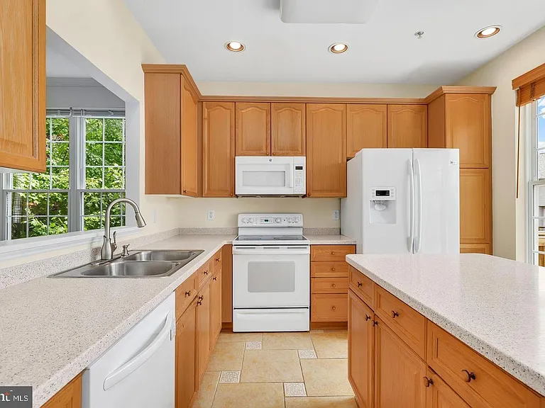 1942 Crossing Stone Ct — Photo 10
