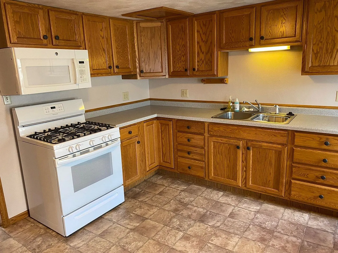 410 N Maple Ave — Photo 3