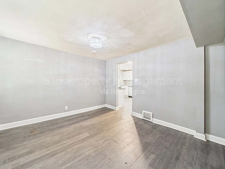 701 W Kansas St #B — Photo 3