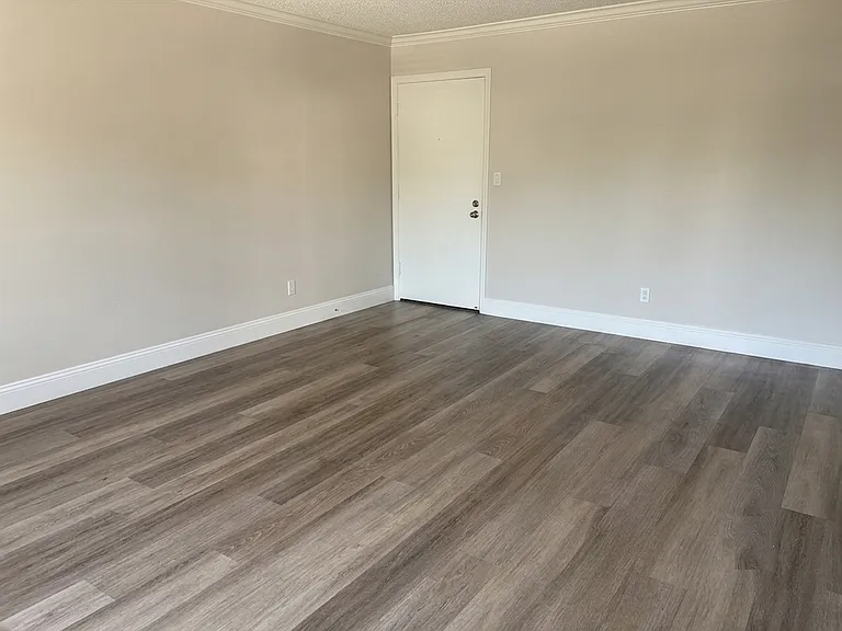 325 N Chapel Ave — Photo 2