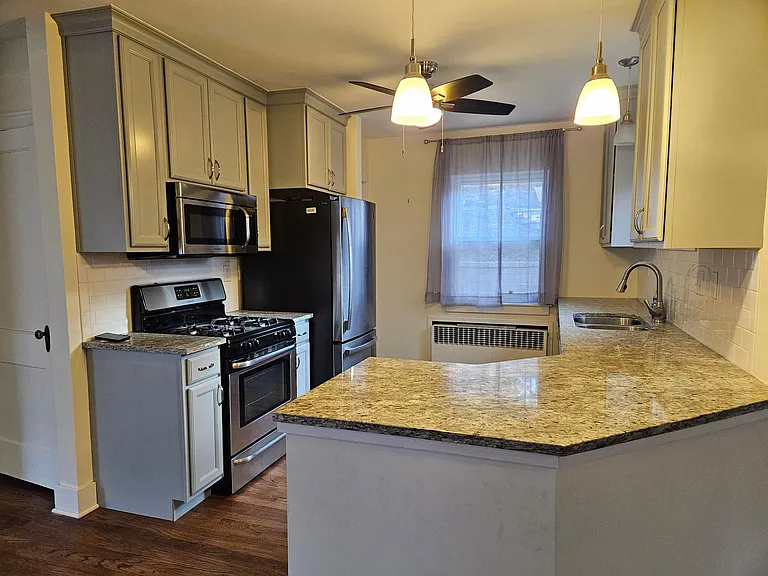 2419 Middle Rd — Photo 6