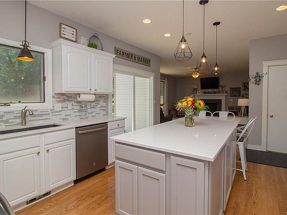 4th image of 825 Greenwood Hills Dr