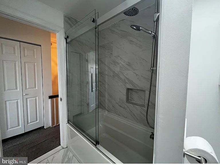 248 E Queen Ln — Photo 20