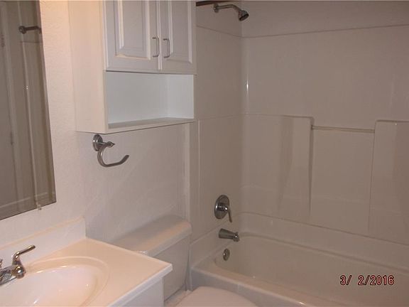 4th image of 2410 Highmont Dr