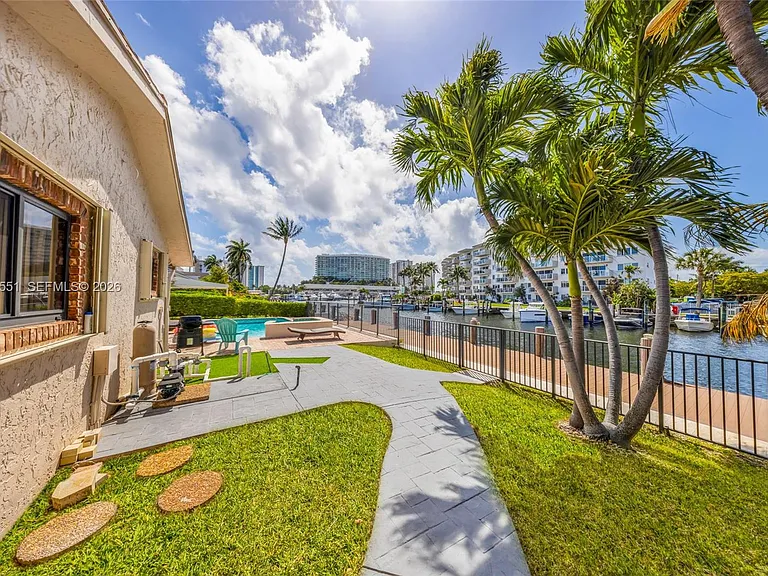 2752 NE 3rd St — Photo 30