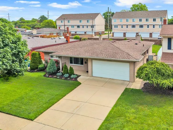 29450 Desmond Dr, Warren, MI 48093