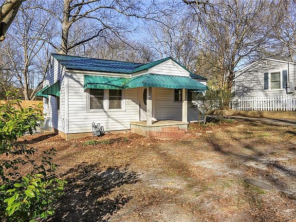 3rd image of 2484 Adams Dr SE