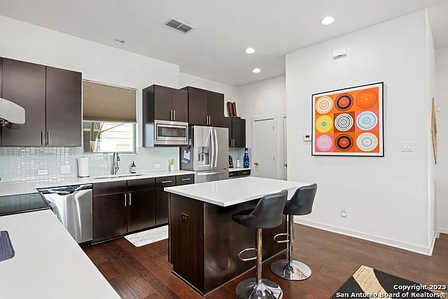 223 W Laurel — Photo 6