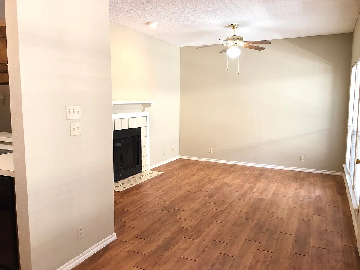 Building Photo - 914 W 26th St #204