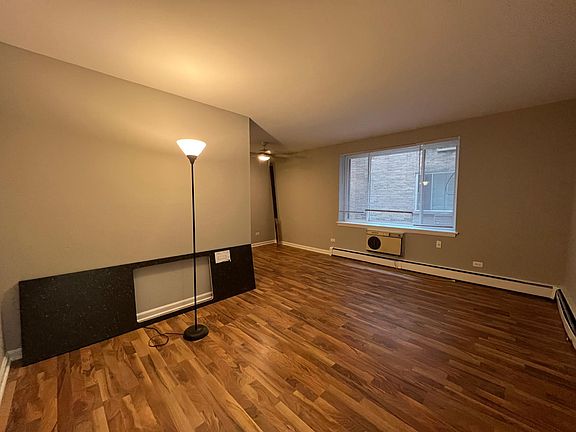 3rd image of 514 W Melrose St #203