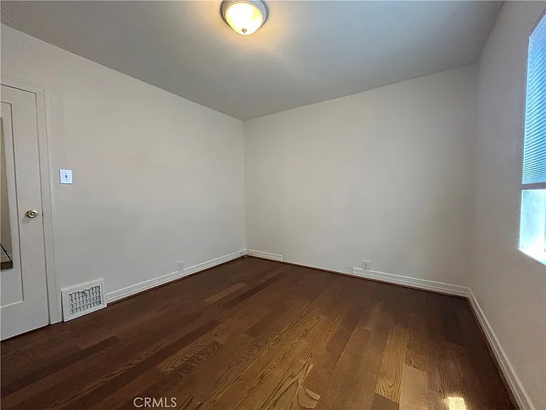 214 E Stocker St — Photo 19