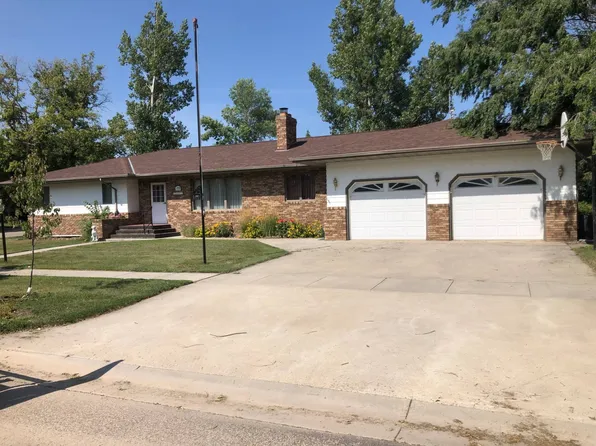 122 10th St W, Bottineau, ND 58318