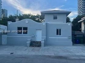 215 NE 27th St