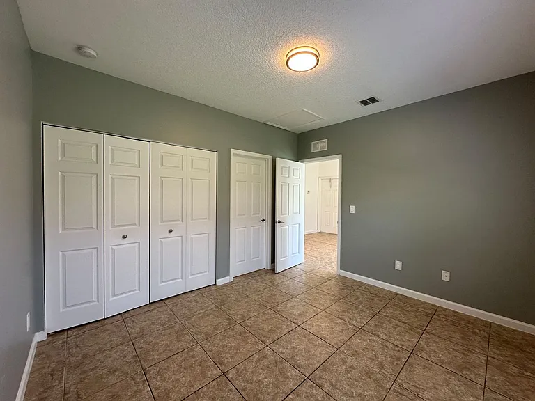 1035 NE 10th Ave — Photo 17