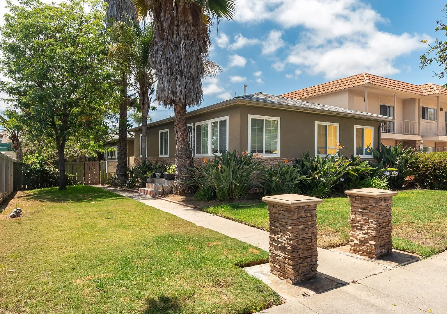 1 Bedroom 1 Bath Duplex Available In North Park! — Photo 1
