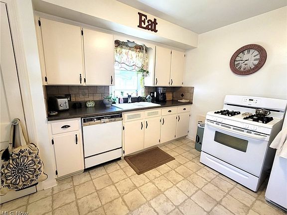 5th image of 125 Baird Ave