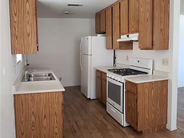 1964 W Oakland Ave — Photo 3