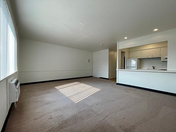 3rd image of 4020 Lindell Blvd #37