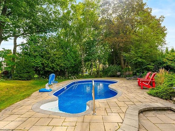 3rd image of 200 Woodview Cres