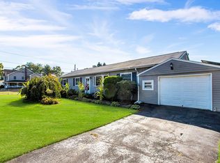 578 Bellmore St, West Islip, NY 11795