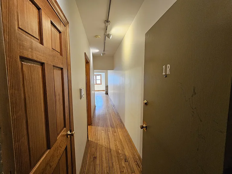 703 W Cornelia Ave #1R — Photo 2