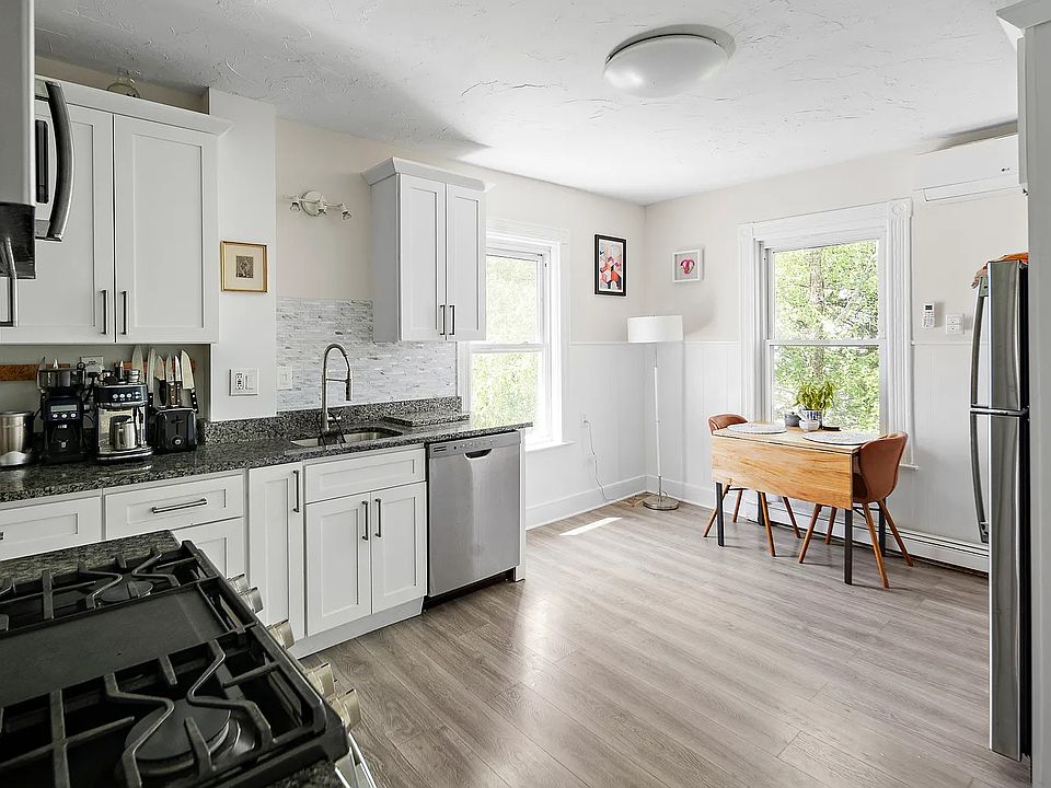 1st image of 39 Regent St #3