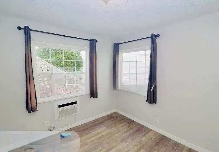 4834 Castle Ave #4 — Photo 1