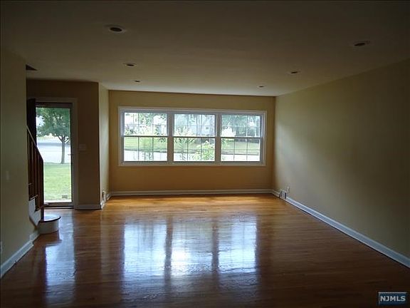 3rd image of 986 Pleasant Dr