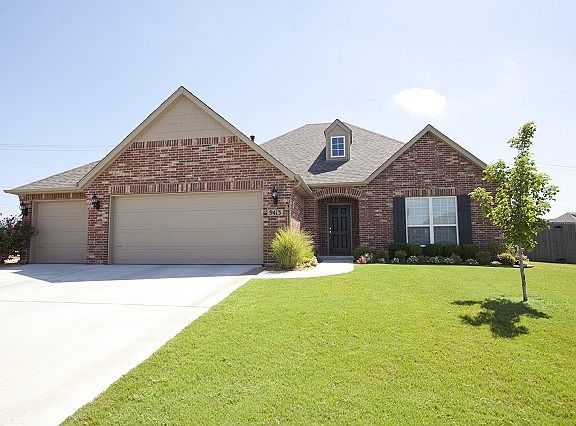 Do not miss this home in The Lakes!