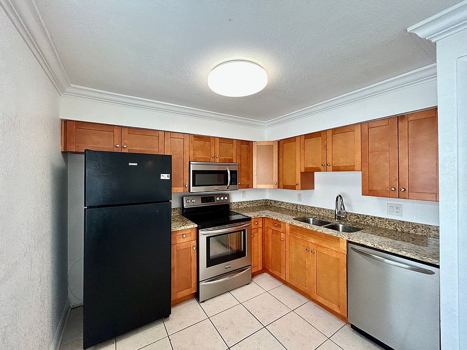 1st image of 910 Alicia Ave #4D