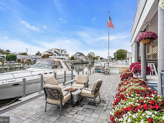 2nd image of 1131 Beach Blvd