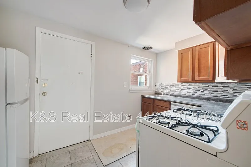 2 bed, 1.0 bath, $875 — Photo 2
